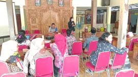 Panen Perdana Pupuk Organik Cair Bersama Tim PKM UKDW dan Yayasan Griya Jati Rasa